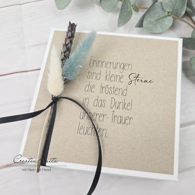 Trauerset - Trauerbox mit Karte, Erinnerungssteine, Kerzenständer und Erinnerungskerze mit Spruch und Blumen dekoriert