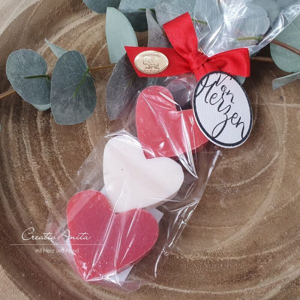 Geschenkset mit Seifenherzen GRANATAPFEL-SCHNEEROSE - dekoriert mit handgestempeltem Anhänger "von Herzen"