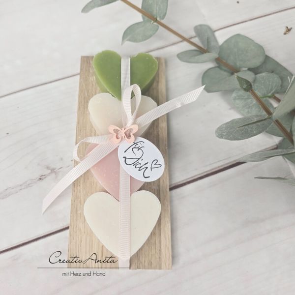 Geschenk Seifen-Herzen aus Schafmilch auf Holz - GRÜN