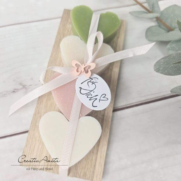 Geschenk Seifen-Herzen aus Schafmilch auf Holz - GRÜN