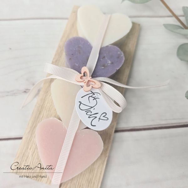 Geschenk Seifen-Herzen aus Schafmilch auf Holz - PASTELL