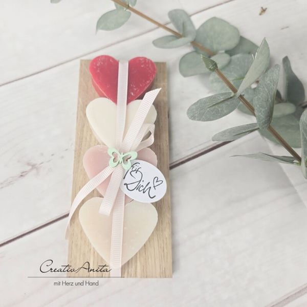 Geschenk Seifen-Herzen aus Schafmilch auf Holz - ROT