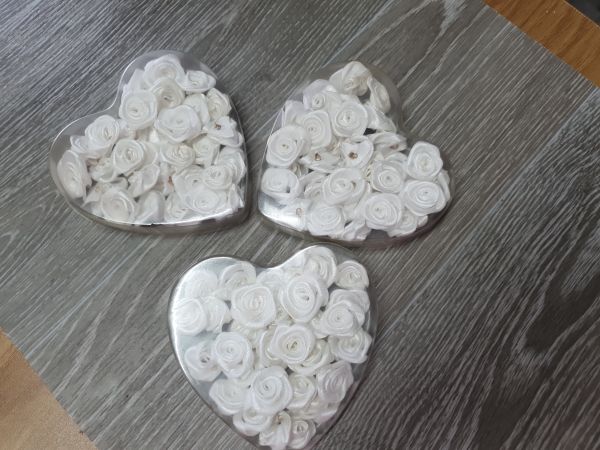 30 Stück Satinrosen -Weiß- in Herzbox