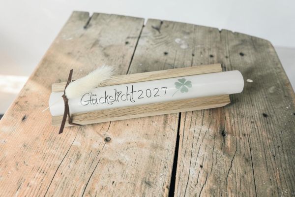 Geschenkkerzen - Stabkerze mit Spruch -Glückslicht 2027- mit Glücks-Kleeblatt