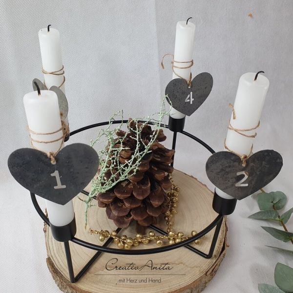 Metall Adventskranz in schwarz - inkl. Zahlen, Kerzen und Dekoration Metall Adventskranz in schwarz - inkl. Zahlen, Kerzen und Dekoration