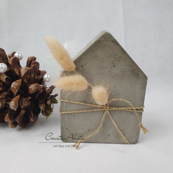 Handgemachtes Haus aus Beton, dekoriert Trockenblumen & Goldkordel
