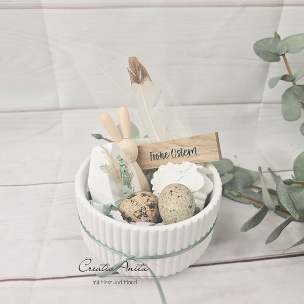 Schale befüllt mit Holzhase und Betonhaus - liebevoll dekoriert