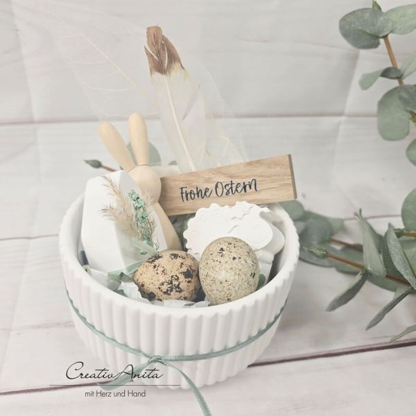 Schale befüllt mit Holzhase und Betonhaus - liebevoll dekoriert