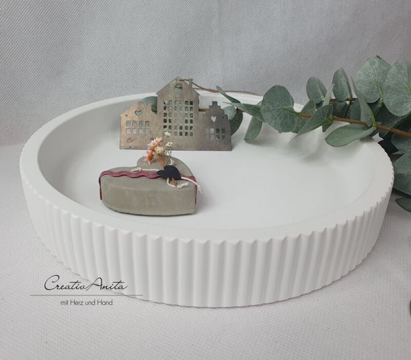 Runder Dekoteller in Rillenoptik - mit hohem Rand in weiß - Kerzenteller