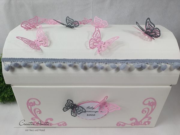 Erinnerungsbox - Geschenktruhe zur Geburt mit Schmetterlingen in Rosa-Grau