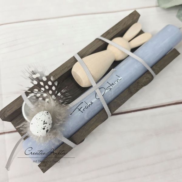 Geschenkkerze mit Holz-Osterhase & Kerzenständer -Frohe Ostern- Dekoriert mit kleinem Osterei in Holzverpackung -BLAU-