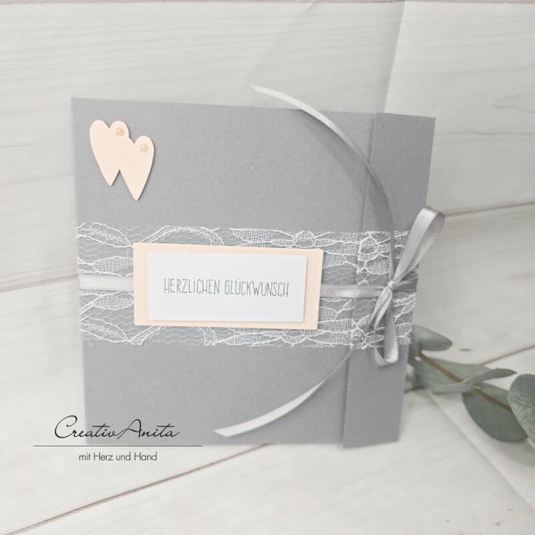 Glückwunschkarte zur Hochzeit - Edel mit Spitzenband - grau-apricot