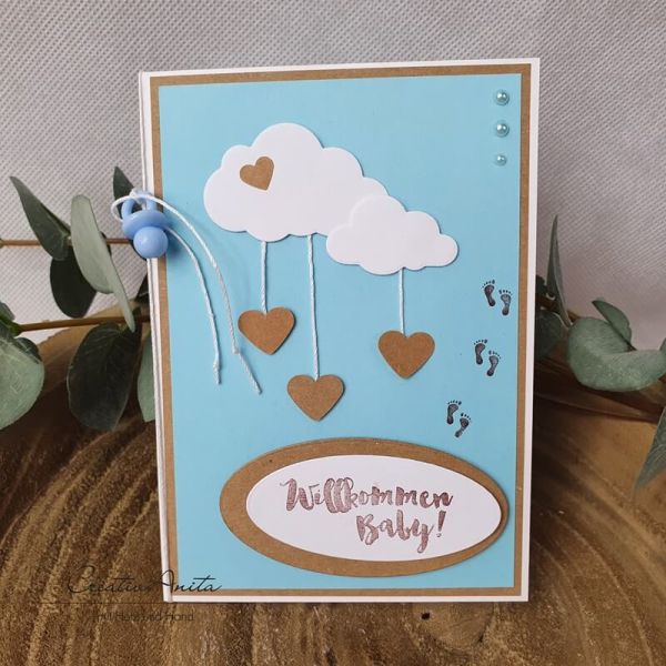 Glückwunschkarte Baby Hellblau & Braun mit Wolken, Herzen, Babyfüße und Schnuller