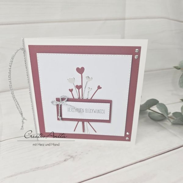 Glückwunschkarte zur Hochzeit mit Herzen in bordeaux-silber