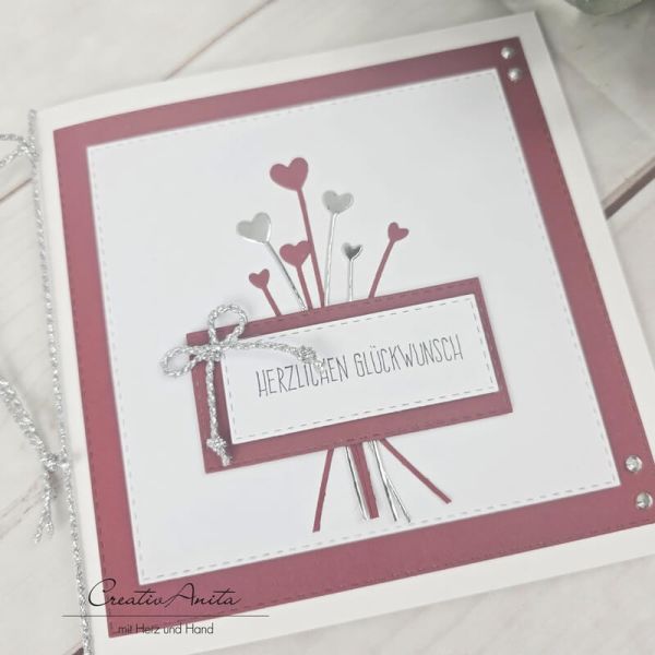 Glückwunschkarte zur Hochzeit mit Herzen in bordeaux-silber