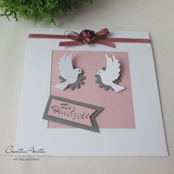 Schachteltorte mit Tauben & Röschen und passender Grußkarte in ALTROSA-WEISS