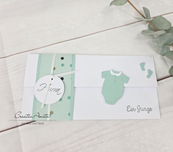 Gutscheinkarte zur Geburt Weiß-Mint mit süßem Strampler und Babyfüßen für einen Jungen