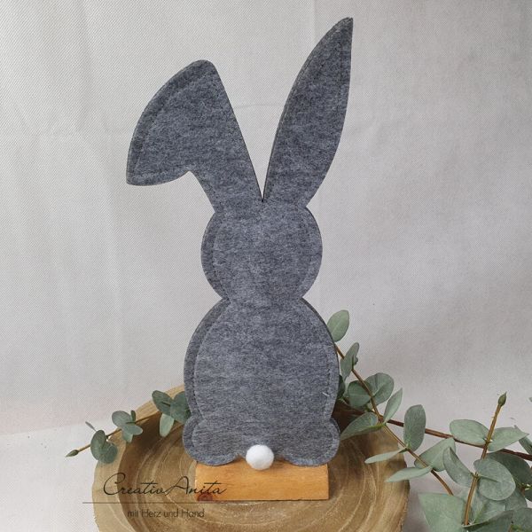 Hase auf Holzständer aus Filz in Grau