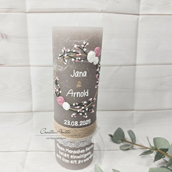 Hochzeitskerze Rustik taupe - Edler zarter Blütenkreis weiß-altrosa