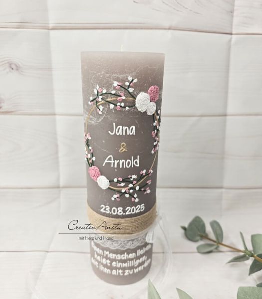 Hochzeitskerze Rustik taupe - Edler zarter Blütenkreis weiß-altrosa