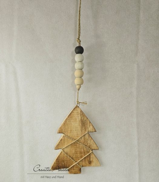 Holzbaum mit Holzperlenkette zum Aufhängen