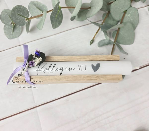 Geschenkkerzen - Stabkerze mit Spruch -Kollegin mit Herz- Dekoriert mit Holz
