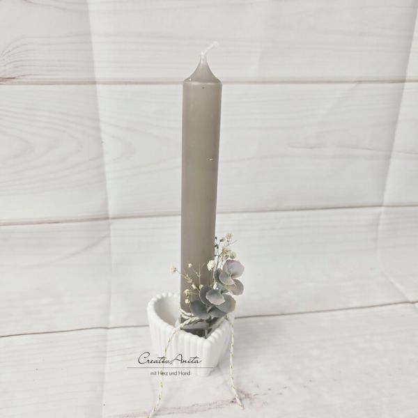 Stabkerzenhalter in Herzform mit Rillenoptik - Eukalypthus und Schleierkraut dekoriert -taupe-