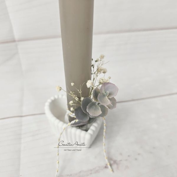 Stabkerzenhalter in Herzform mit Rillenoptik - Eukalypthus und Schleierkraut dekoriert -taupe-