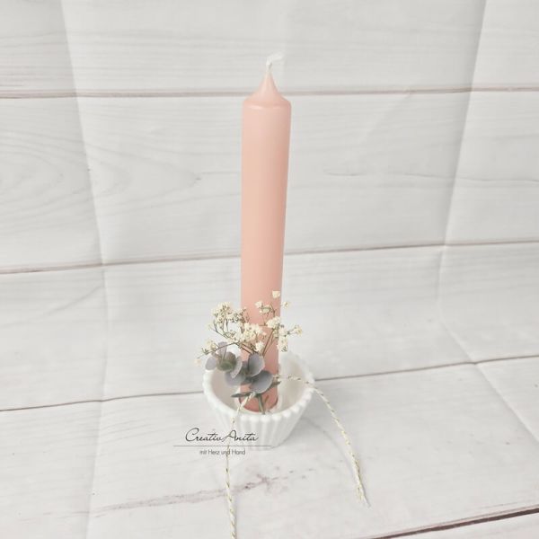 Stabkerzenhalter in Runder Form mit Rillenoptik - Eukalypthus und Schleierkraut dekoriert -apricot-