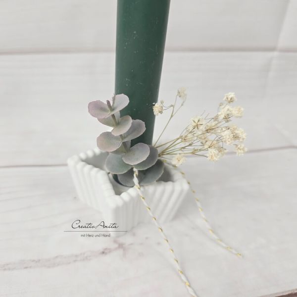 Stabkerzenhalter in Sternform mit Rillenoptik - Eukalypthus und Schleierkraut dekoriert -dunkelgrün-