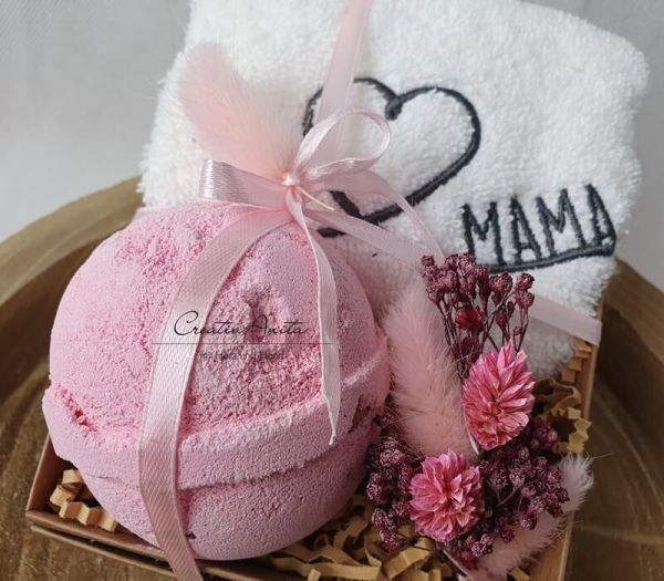 Geschenkset MAMA mit hochwertiger Badekugel Rose, Wohlfühlpaket mit Trockenblumen dekoriert