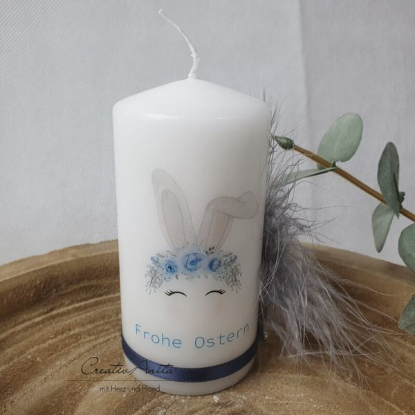 Osterkerze - Geschenkkerze - Kerze mit Hase und Blumenkranz - blau-grau