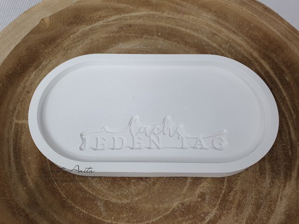 Handgemachte Beton-Schale OVAL mit Schriftzug -Lache jeden Tag-