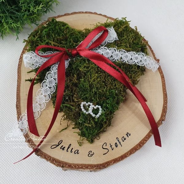 Ringkissen Moosherz auf Holzscheibe mit Perlenherzen und Spitze - Bordeaux