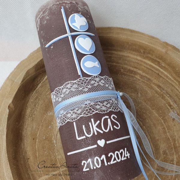 Taufkerze Rustikkerze Kreuz in hellblau-weiß