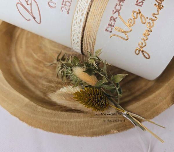 Hochzeitskerze mit Teelichteinsatz in weiß-braun mit Spitzenband, Jute und Perlen - Personalisiert