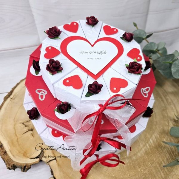 Schachteltorte 3-stöckig mit Herzen & Rosen - Geldgeschenk Hochzeit WEISS-ROT-WEISS Schachteltorte 3-stöckig mit Herzen & Rosen - Geldgeschenk Hochzeit WEISS-ROT-WEISS