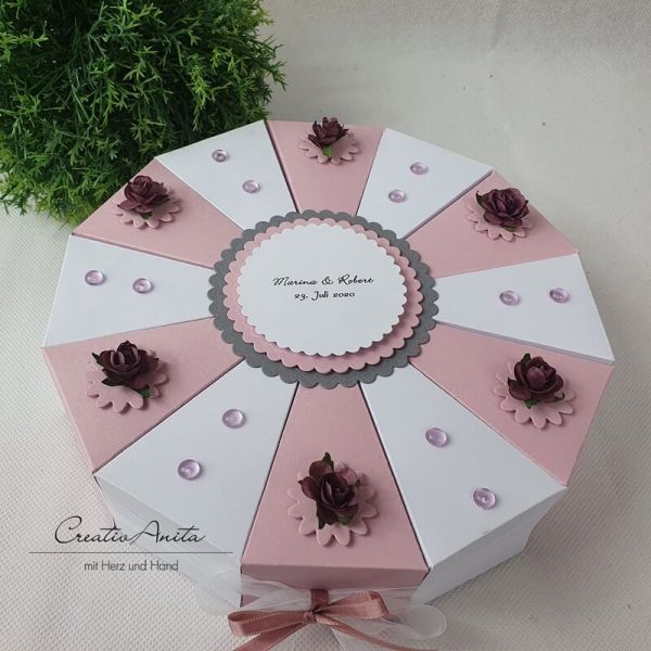 Schachteltorte mit Röschen & Glitzersteinen zur Hochzeit in ALTROSA-WEISS