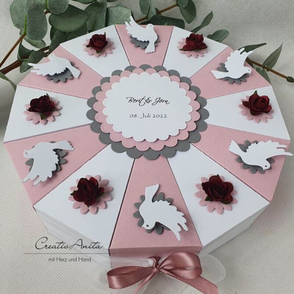 Schachteltorte mit Tauben & Röschen und passender Grußkarte in ALTROSA-WEISS