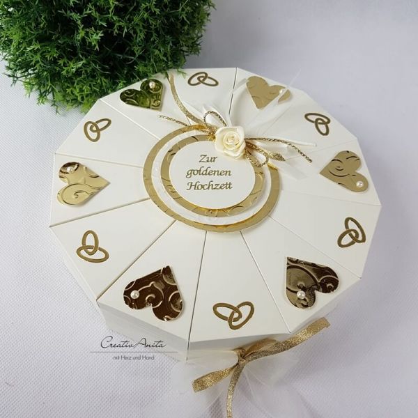 Schachteltorte zur Goldenen Hochzeit mit Schleife und Diorröschen Schachteltorte zur Goldenen Hochzeit mit Schleife und Diorröschen