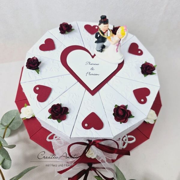 Schachteltorte 2-stöckig mit Herzen & Rosen - Geldgeschenk Hochzeit geprägt in BORDEAUX-WEISS Schachteltorte 2-stöckig mit Herzen & Rosen - Geldgeschenk Hochzeit geprägt in BORDEAUX-WEISS