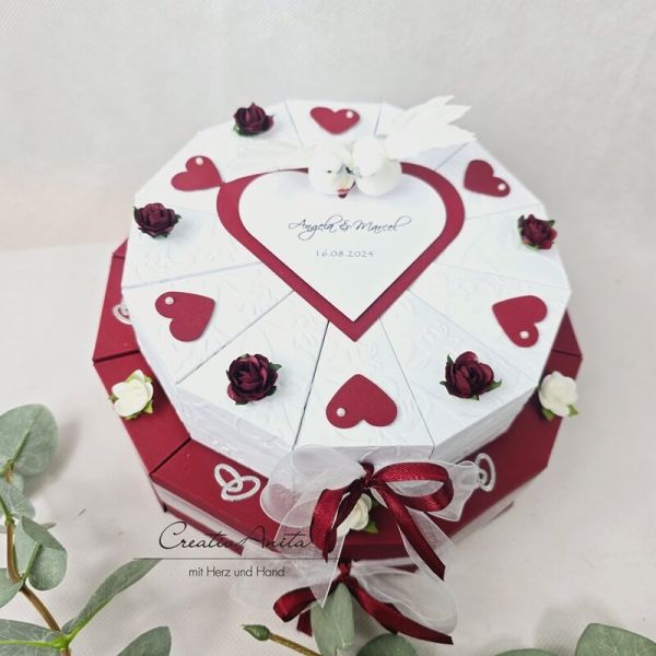 Schachteltorte 2-stöckig mit Herzen & Rosen - Geldgeschenk Hochzeit geprägt in BORDEAUX-WEISS Schachteltorte 2-stöckig mit Herzen & Rosen - Geldgeschenk Hochzeit geprägt in BORDEAUX-WEISS