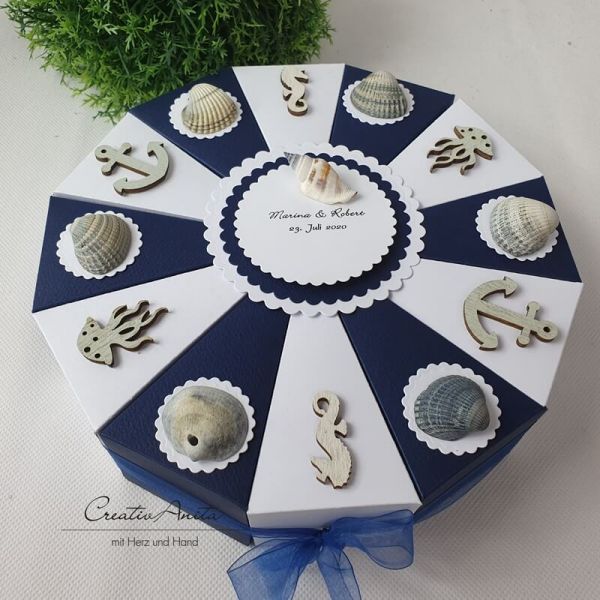 Schachteltorte zur Hochzeit MARITIM in DUNKELBLAU-WEISS