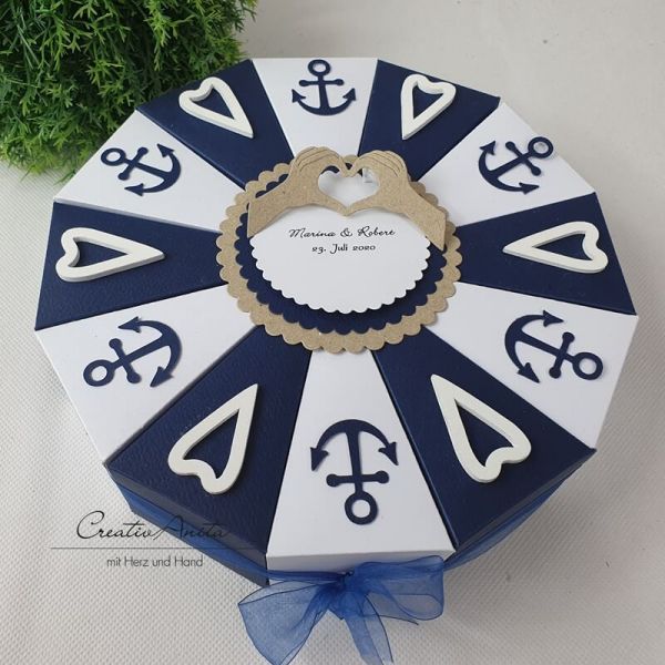 Schachteltorte mit Anker & Herzen zur Hochzeit in DUNKELBLAU-WEISS