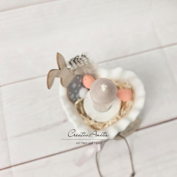 Geschenk zu Ostern - Herzschale mit Kerzenständer und österlich dekoriert
