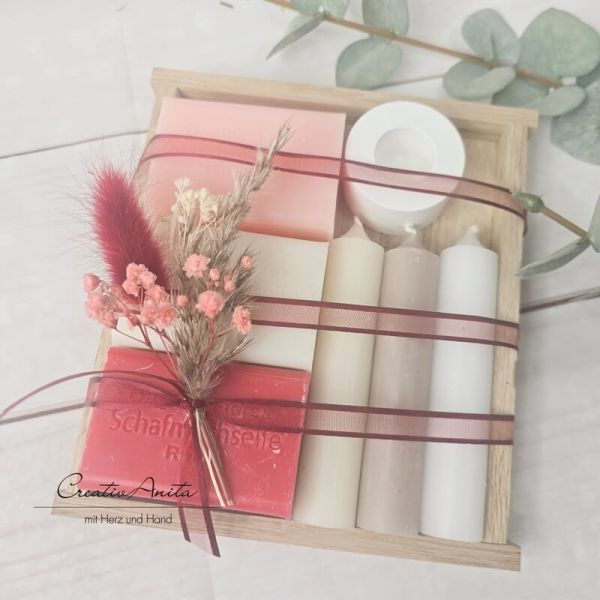 Seifengeschenk mit Kerzen und Kerzenhalter - Trockenblumen dekoriert - BLUMIG