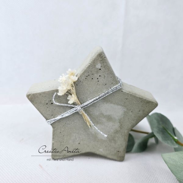 Stern aus Beton mit Trockenblumen und Silberkordel