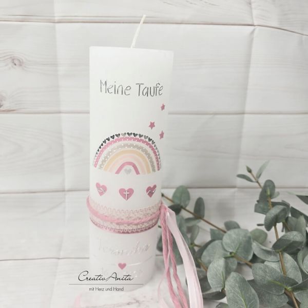 Taufkerze Rustikkerze mit Regenbogen weiß-silber verziert mit Herzen und christlichen Symbolen