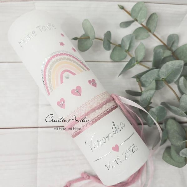 Taufkerze Rustikkerze mit Regenbogen weiß-silber verziert mit Herzen und christlichen Symbolen