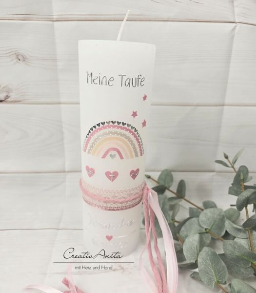 Taufkerze Rustikkerze mit Regenbogen weiß-silber verziert mit Herzen und christlichen Symbolen